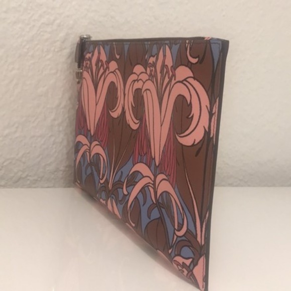 PRADA - Picture 3 of 8